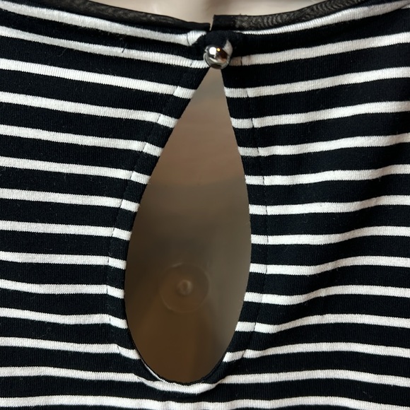 🖤WHITE HOUSE BLACK MARKET BLACK & WHITE STRIPED TOP KEYHOLE BACK SIZE SMALL🖤🤍 - Picture 11 of 16